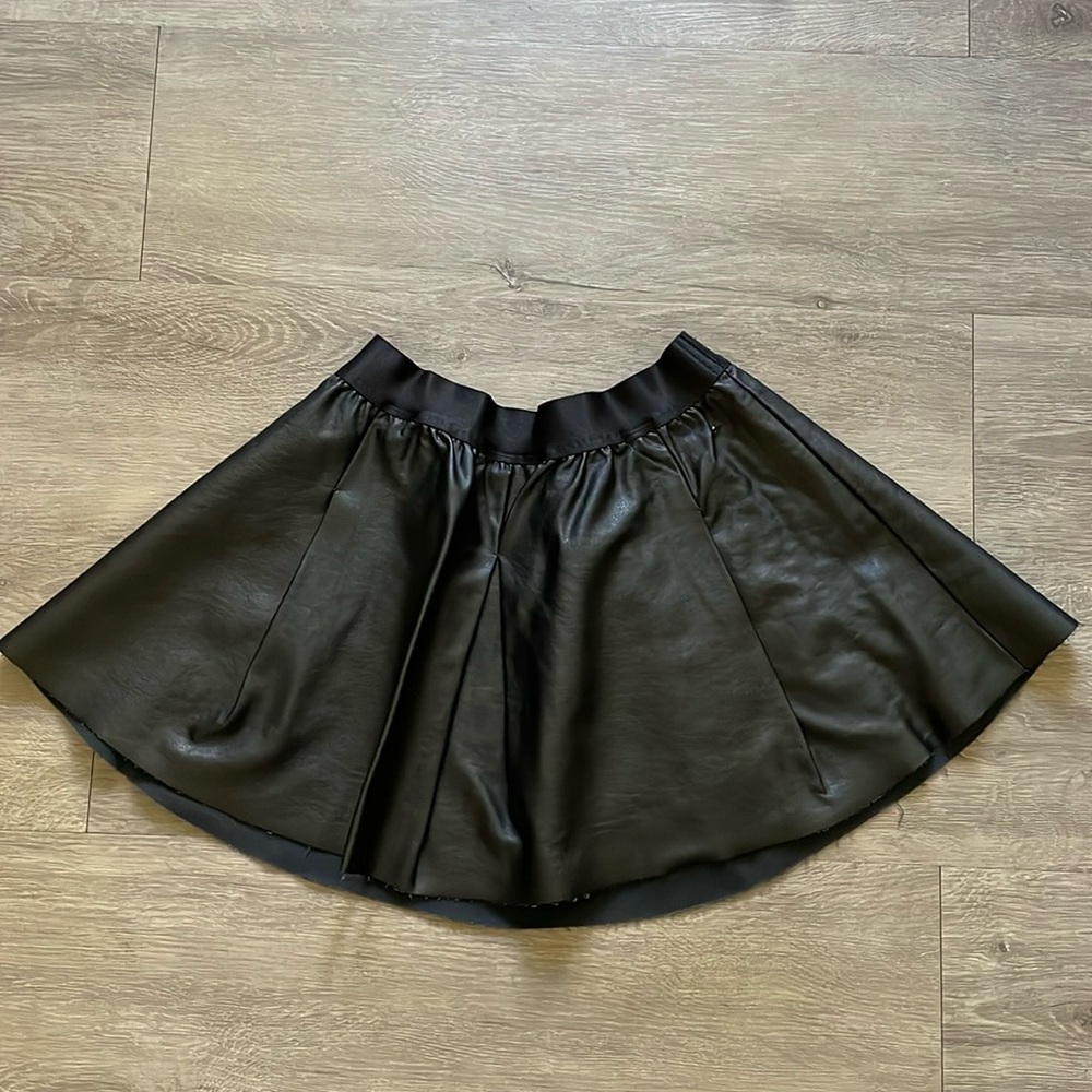 Guess girl’s XL faux leather mini skirt, elastic waist band